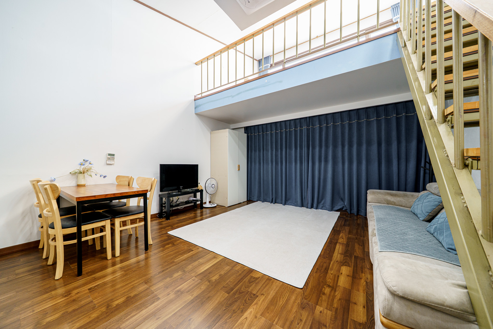 room detail thumbnail 1