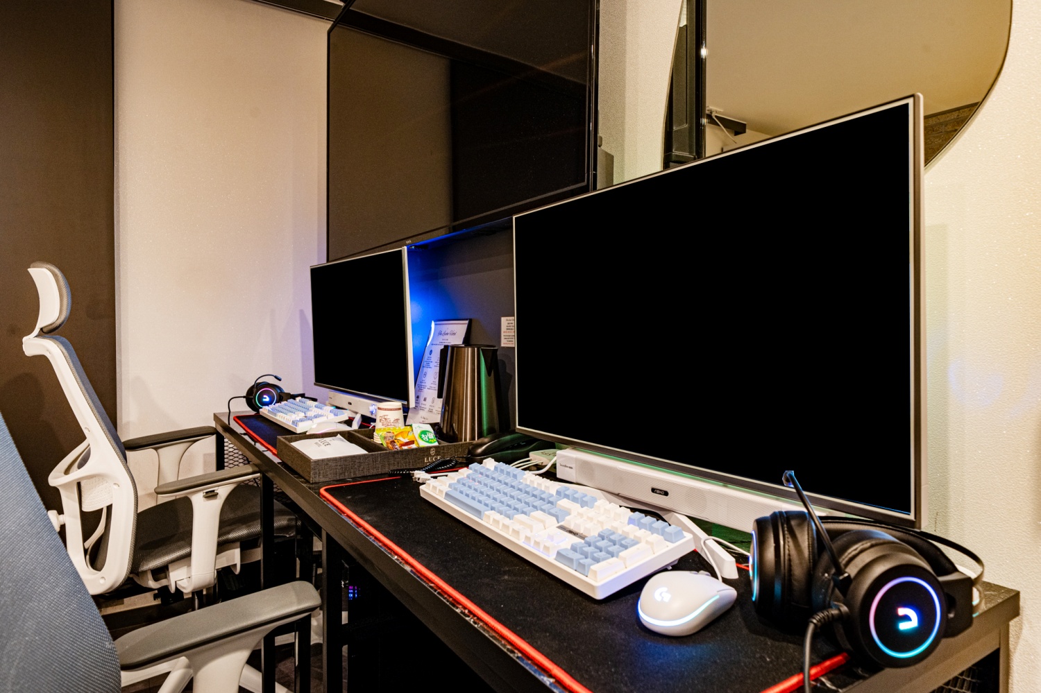 room detail thumbnail 2