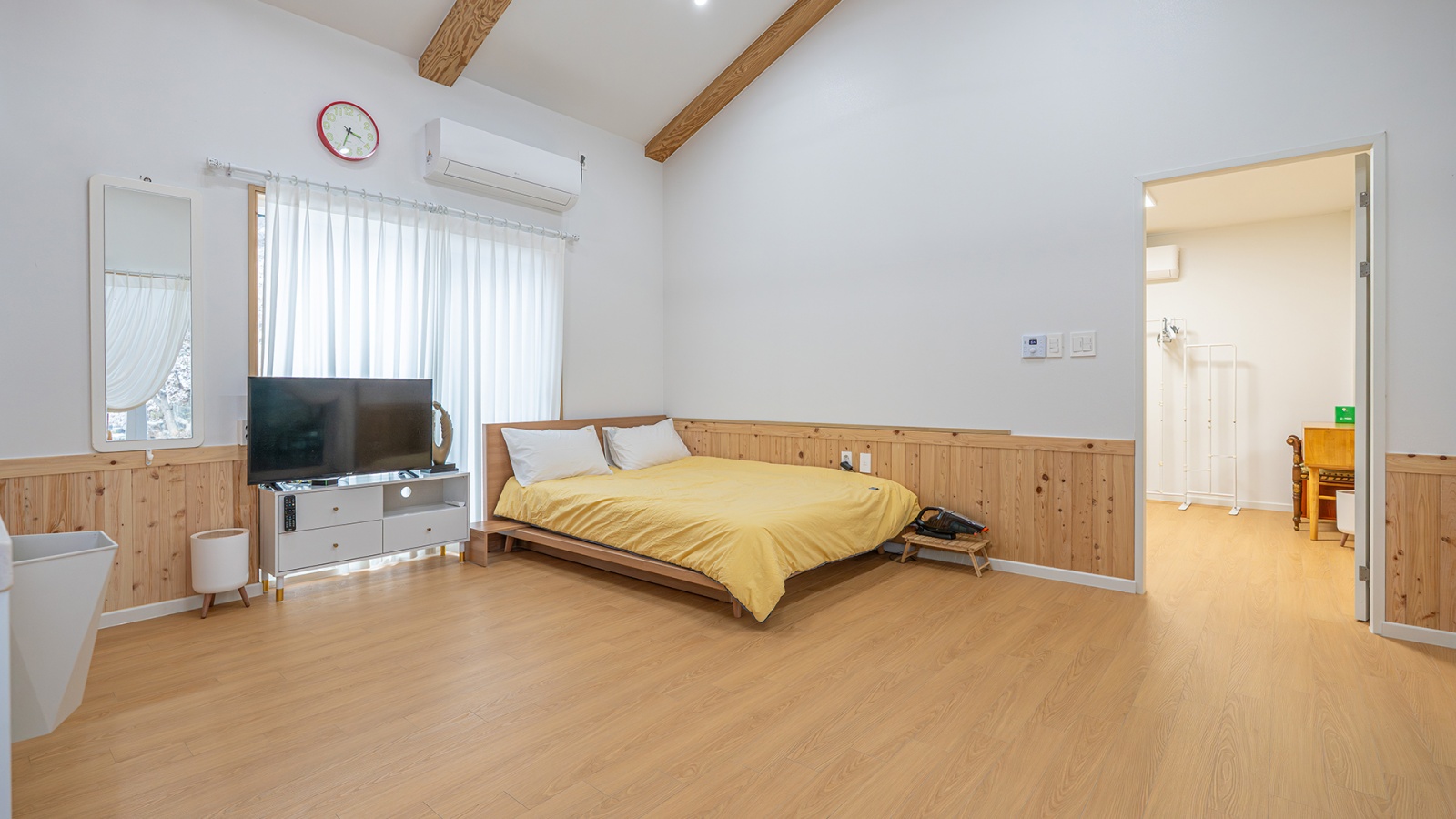 room detail thumbnail 1