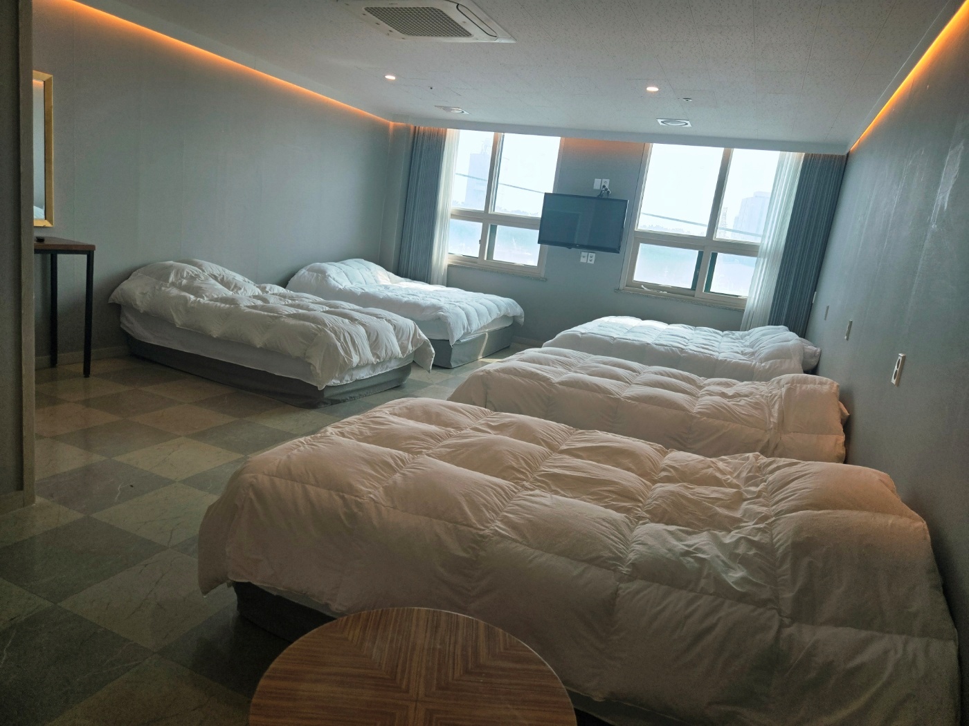 room detail thumbnail 2