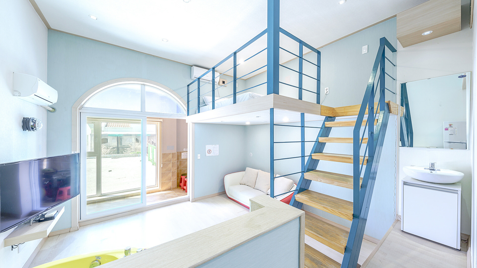 room detail thumbnail 1