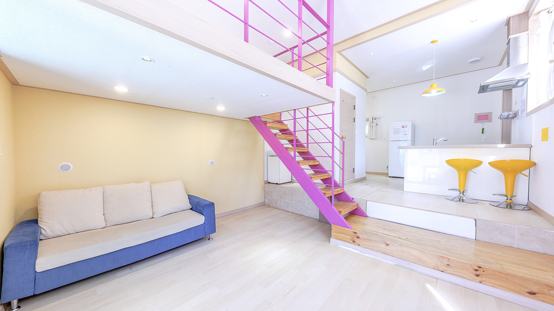 room detail thumbnail 1