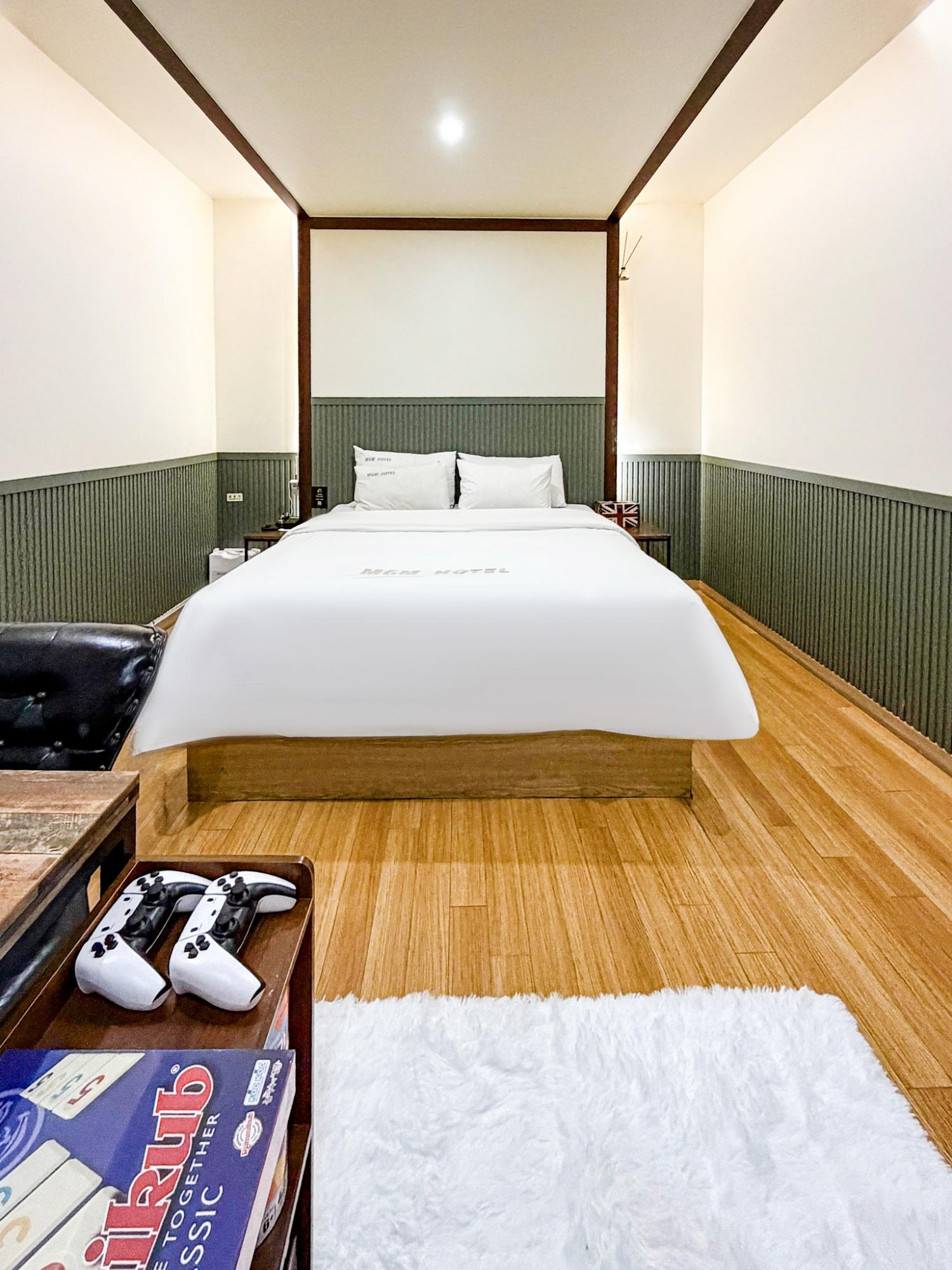 room detail thumbnail 2