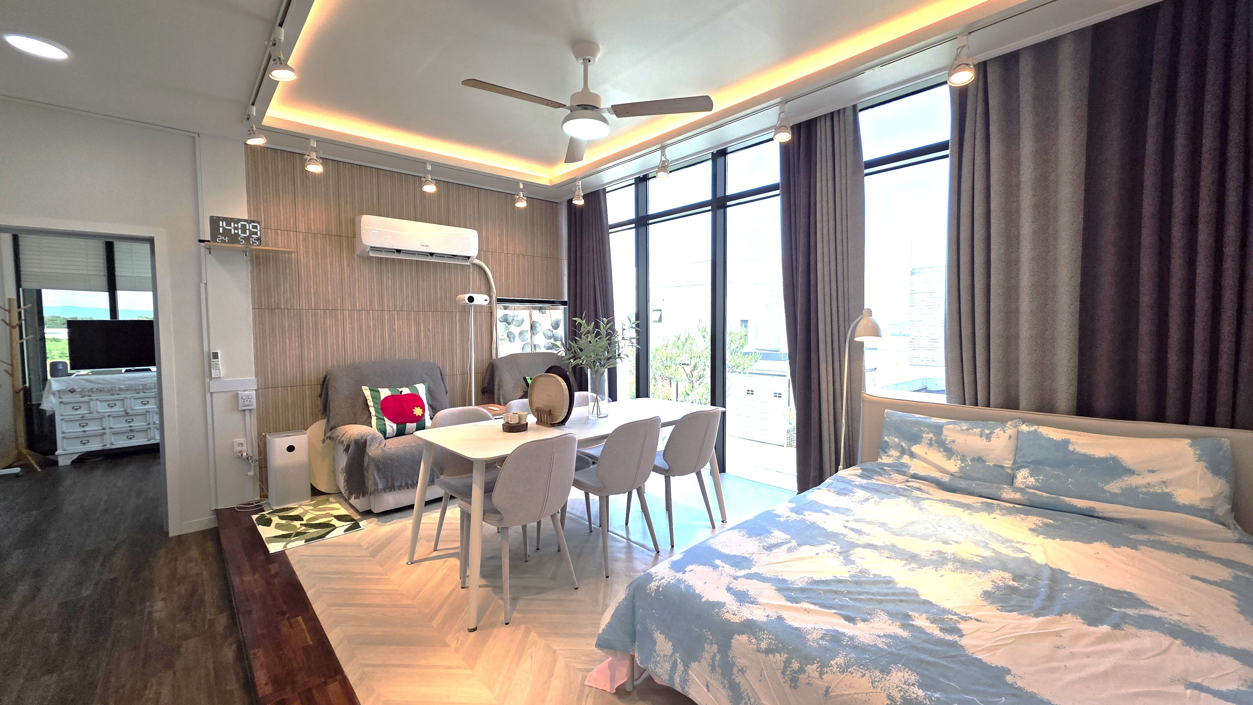 room detail thumbnail 1