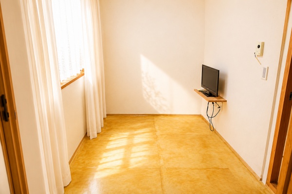 room detail thumbnail 2