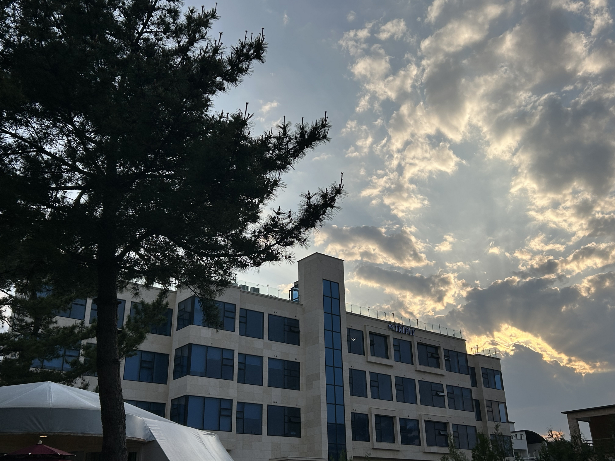 https://yaimg.yanolja.com/v5/2026/06/23/02/6a39ebc6b398a8.27111022.jpg