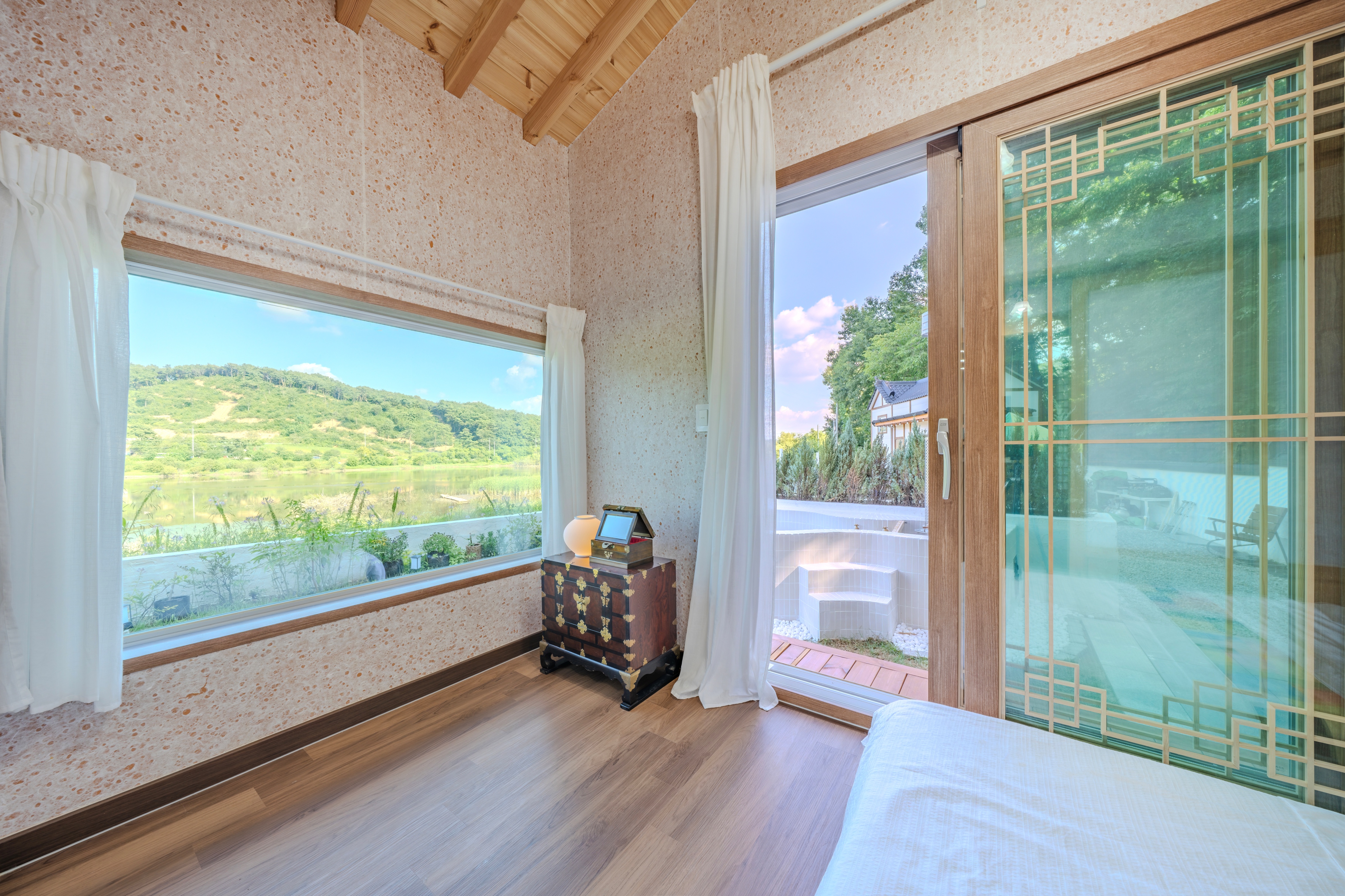 https://yaimg.yanolja.com/v5/2026/08/31/07/6a9529684fc587.48070117.jpg